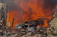 Російські війська обстріляли Херсон: “прилетіло” по житловому будинку і складу гумдопомоги