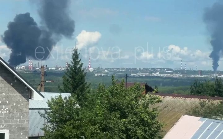 Зеленський підтвердив “далекобійні санкції” по нафтобазі на Кубані та двох НПЗ в Уфі