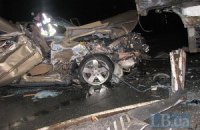 В Киеве Mercedes на полной скорости протаранил грузовик