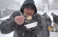 Днепропетровский горсовет открывает традиционный пункт обогрева для бомжей на пл. Островского
