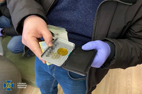 СБУ викрила шахраїв, які прикривалися "зв’язками" в Офісі президента для легалізації іноземців