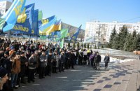 Активисты пикетируют ЦИК, требуя провести выборы в райсоветы Киева
