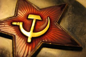 Беларуса не впустили в Литву из-за серпа с молотом