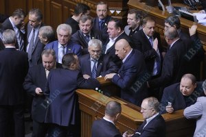 Оппозиция заблокировала трибуну Рады