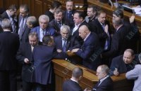 Оппозиция заблокировала трибуну Рады