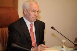 Азаров печалится, что его мало любят