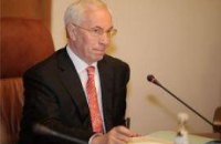 Азаров печалится, что его мало любят