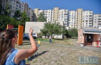 «Ми все життя втратили». Як живуть потерпілі від вибуху на Позняках, що вже мусили б отримати нове житло
