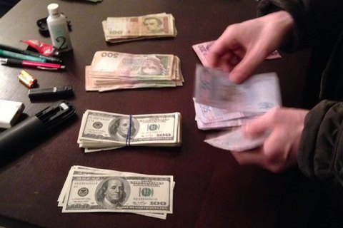 Судье, требовавшей взятку в 10 тыс. долларов, назначили 30 тыс. гривен залога