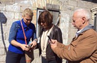 Троє євродепутатів побували в Мар'їнці, яку обстрілюють бойовики