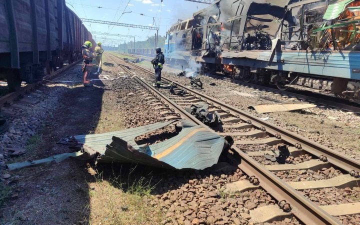 Ворог вдарив по локомотиву та пасажирських вагонах на Запоріжжі