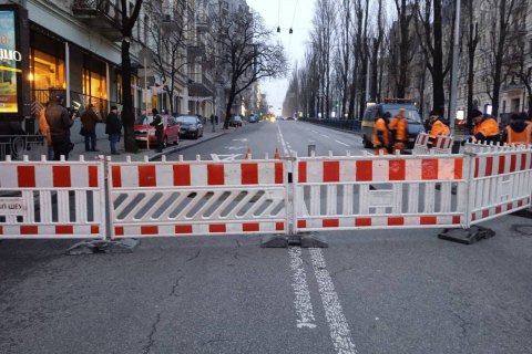 В центре Киева провалился асфальт, автомобильное движение изменено