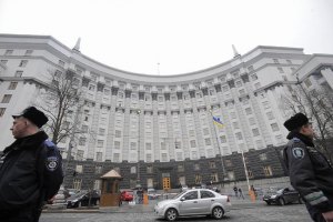 Кабмин решил перед выборами выдать 1 млрд грн на бюджетников