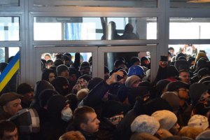 Милиция открыла уголовные производства за попытки захвата Ровенской и Черновицкой ОГА 