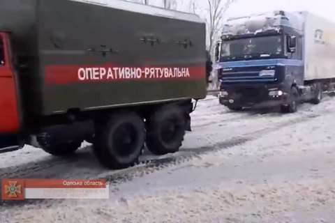 В Одесской области из-за непогоды образовалась четырехкилометровая пробка из 100 грузовиков