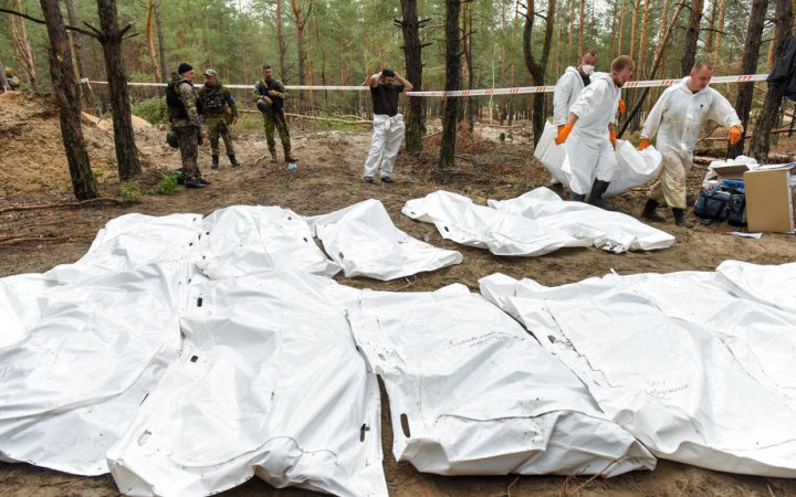 Слідчі ексгумували в Ізюмі 447 тіл загиблих