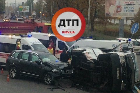 На Богатырской в Киеве перевернулась маршрутка