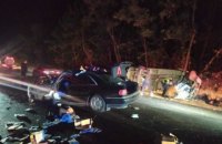 Одна людина загинула, 12 постраждали внаслідок зіткнення легковика і автобуса на Буковині