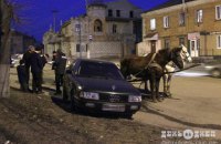 ​В Хмельницкой области мужчина угнал повозку лошадей и врезался на ней в припаркованную машину 