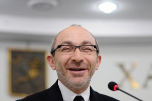 Кернес показал свою спортивную форму в тренажерном зале