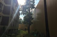 Глава госпредприятия оградил особняк в Буче 13-метровым забором