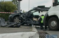 В Киеве Audi, поворачивая через сплошную, подставилась под микроавтобус