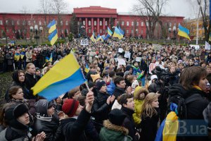 Студенты киевских вузов идут колоннами на Евромайдан