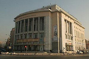 Греческий театр попросил зрителей приносить еду