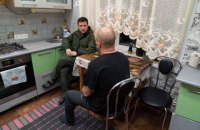 Зеленський оглянув у Золотому квартири, які виділили для переселенців