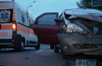 В Киеве на перекрестке Dacia отправила ВАЗ на тротуар