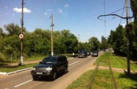 Янукович поехал на кладбище кортежем из 20 машин