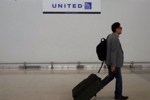 United Airlines договорилась с насильно высаженным пассажиром о компенсации 