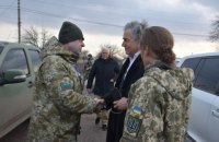 Французский писатель и философ Бернар-Анри Леви посетил КПВВ на линии разграничения на Донбассе 