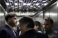 У пошуках сотень, «що стоять під парканом»