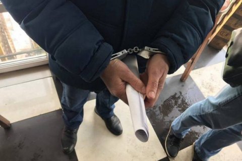 У Києві при отриманні хабара затримали чиновника Дарницької РДА