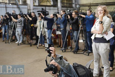 Кабмин предложил убрать журналистов из санкционного списка 