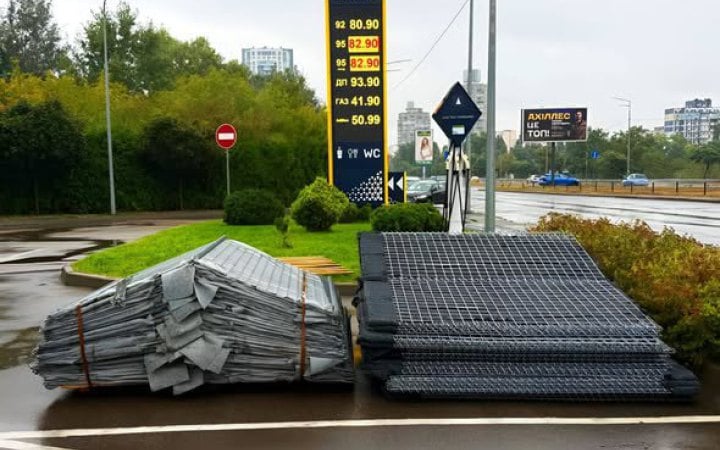 UKRNAFTA почала встановлювати габіони навколо АЗК у Києві