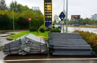UKRNAFTA почала встановлювати габіони навколо АЗК у Києві