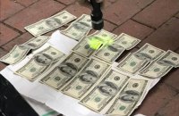 Патрульный полицейский во Львове попался на взятке в 1200 долларов