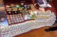 В кабинете замначальника отдела полиции Шостки выявлены флаг РФ и золотые слитки