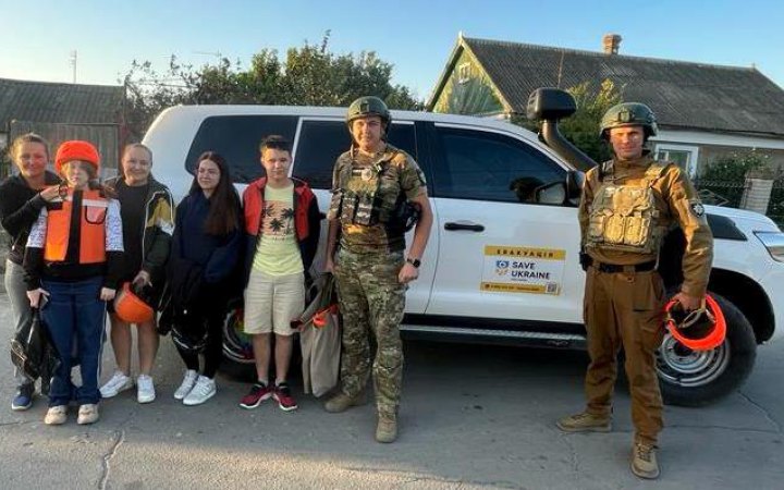Поліцейські евакуювали з Херсона та Комишан родини з дітьми
