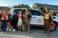 Поліцейські евакуювали з Херсона та Комишан родини з дітьми