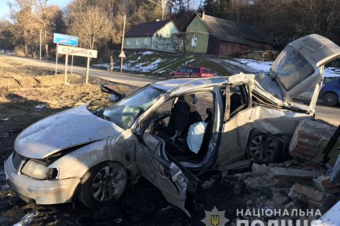 Passat врезался в недействующий пограничный пост около польской границы, двое погибших