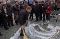 После Януковича и Азарова Майдан вымыли с мылом