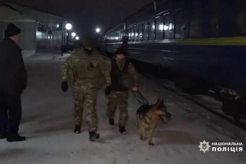 В Сумах пьяный мужчина "заминировал" поезд и наблюдал у вокзала, что из этого выйдет