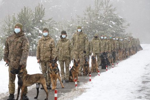 Более 130 кинологов и их воспитанников сдали экзамены и отправляются охранять границу