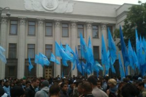 Под Радой начались акции сторонников и противников русского языка