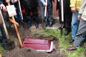 Сторонники Тимошенко провели "похороны правосудия"