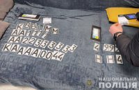 Поліція викрила шахрая, який продавав наноплівки на номери авто для обману камер спостереження