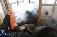 В Гостином дворе в ход пошли огнетушители (ДОБАВЛЕНЫ ФОТО и ВИДЕО)